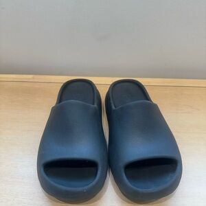 Yeezy Slides Onyx kids size 2